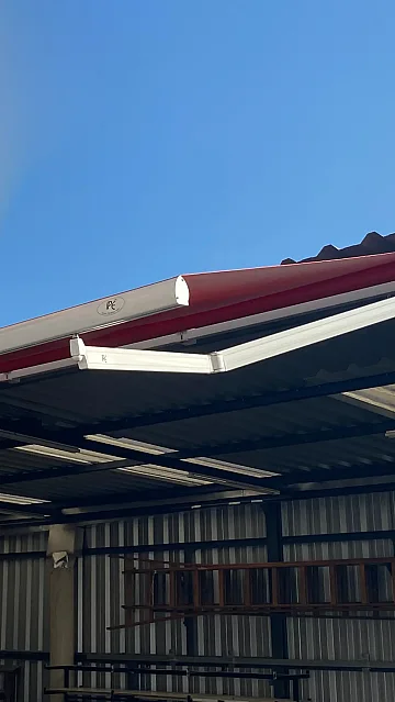 Toldo França com braço articulado